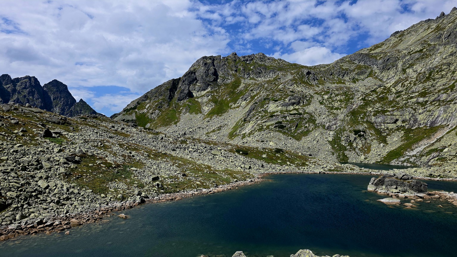 Wysokogórskie jezioro w Tatrach