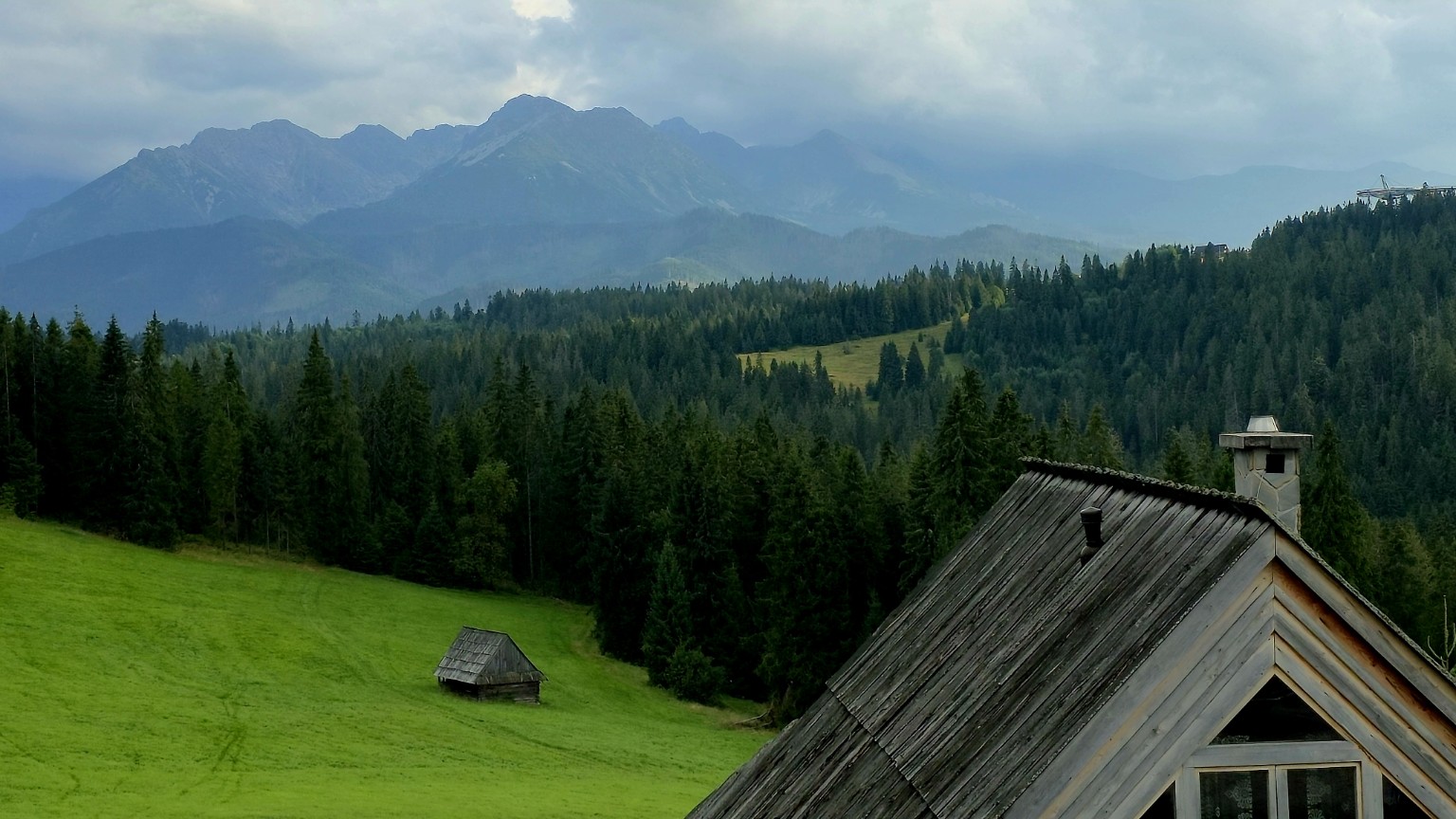 Drewniane domy i panorama Tatr